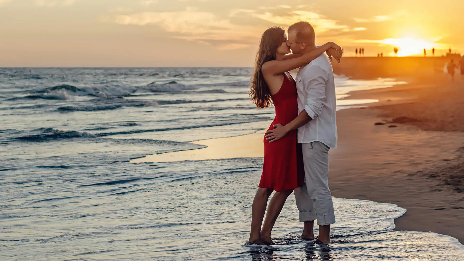 pareja besandose en la playa